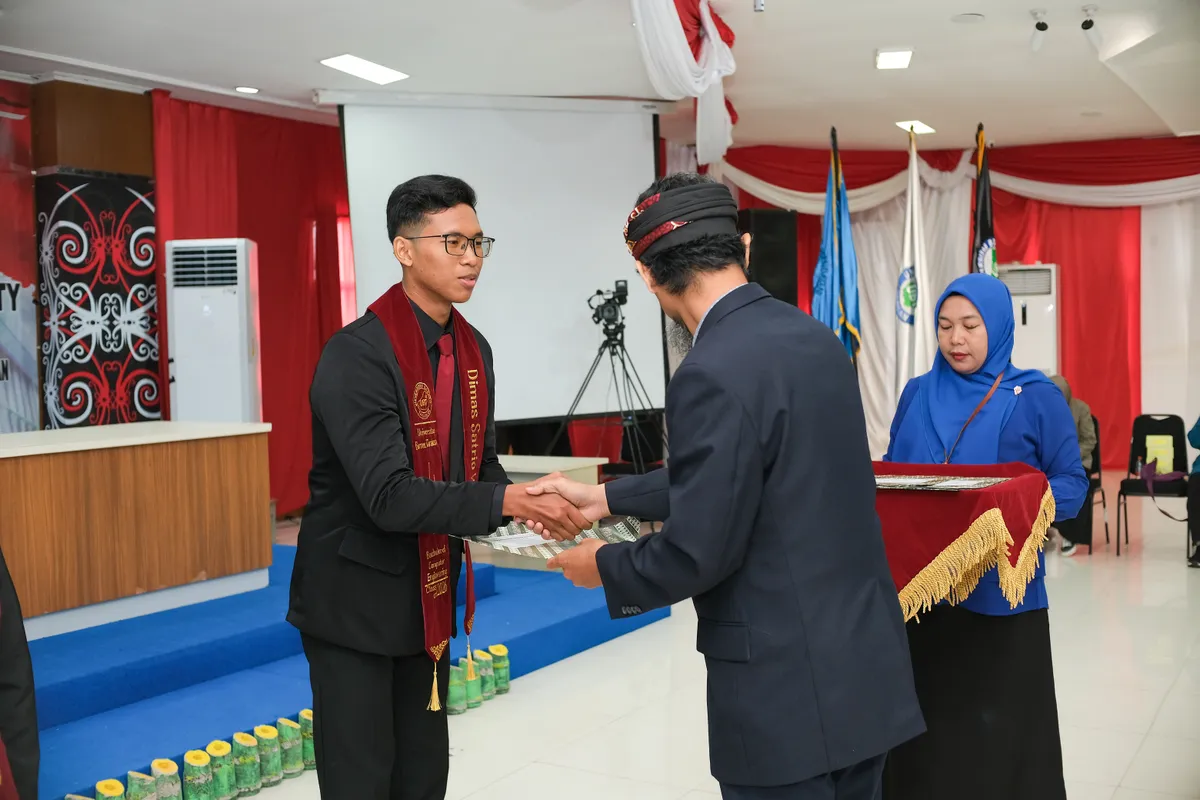 Momen Yudisium 325