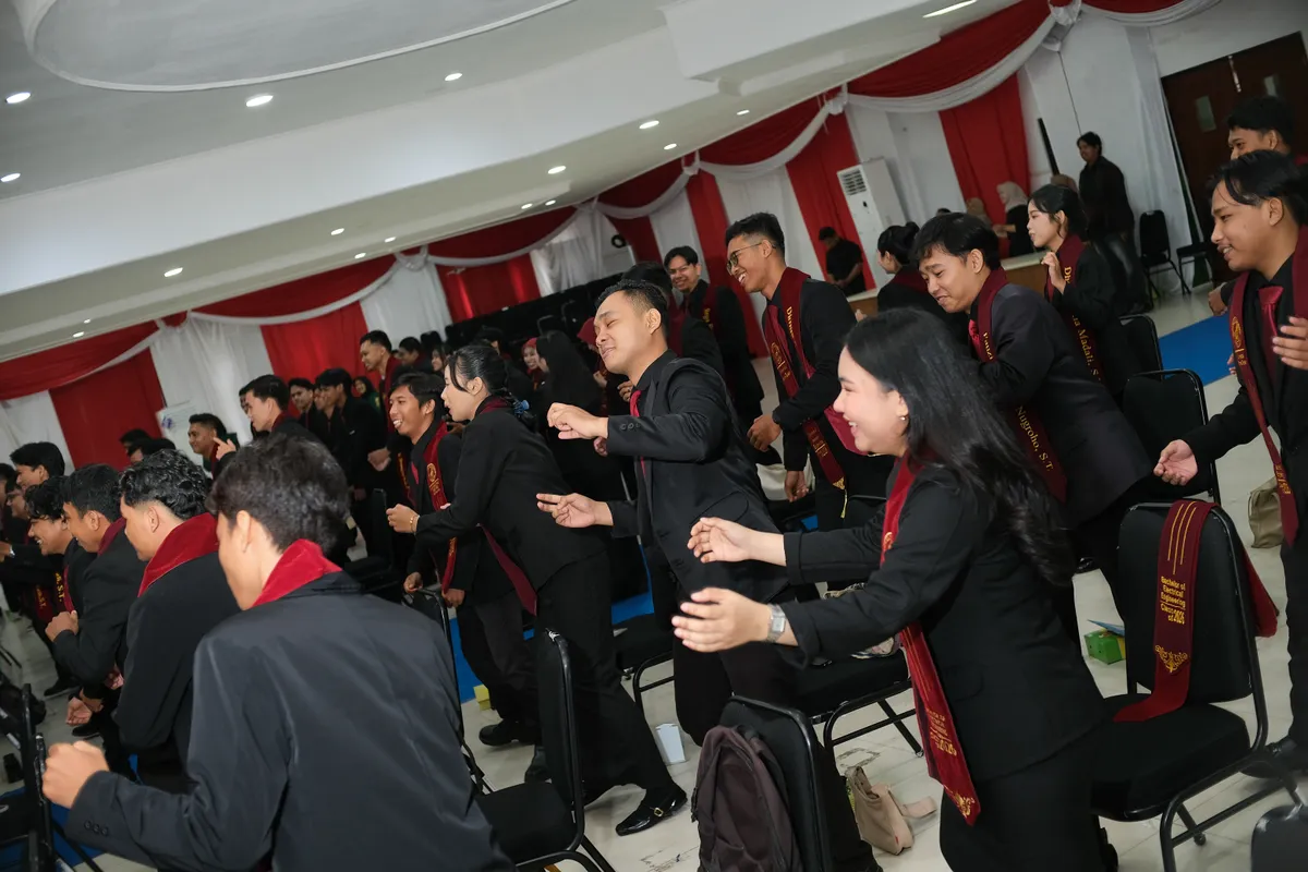 Momen Yudisium 374