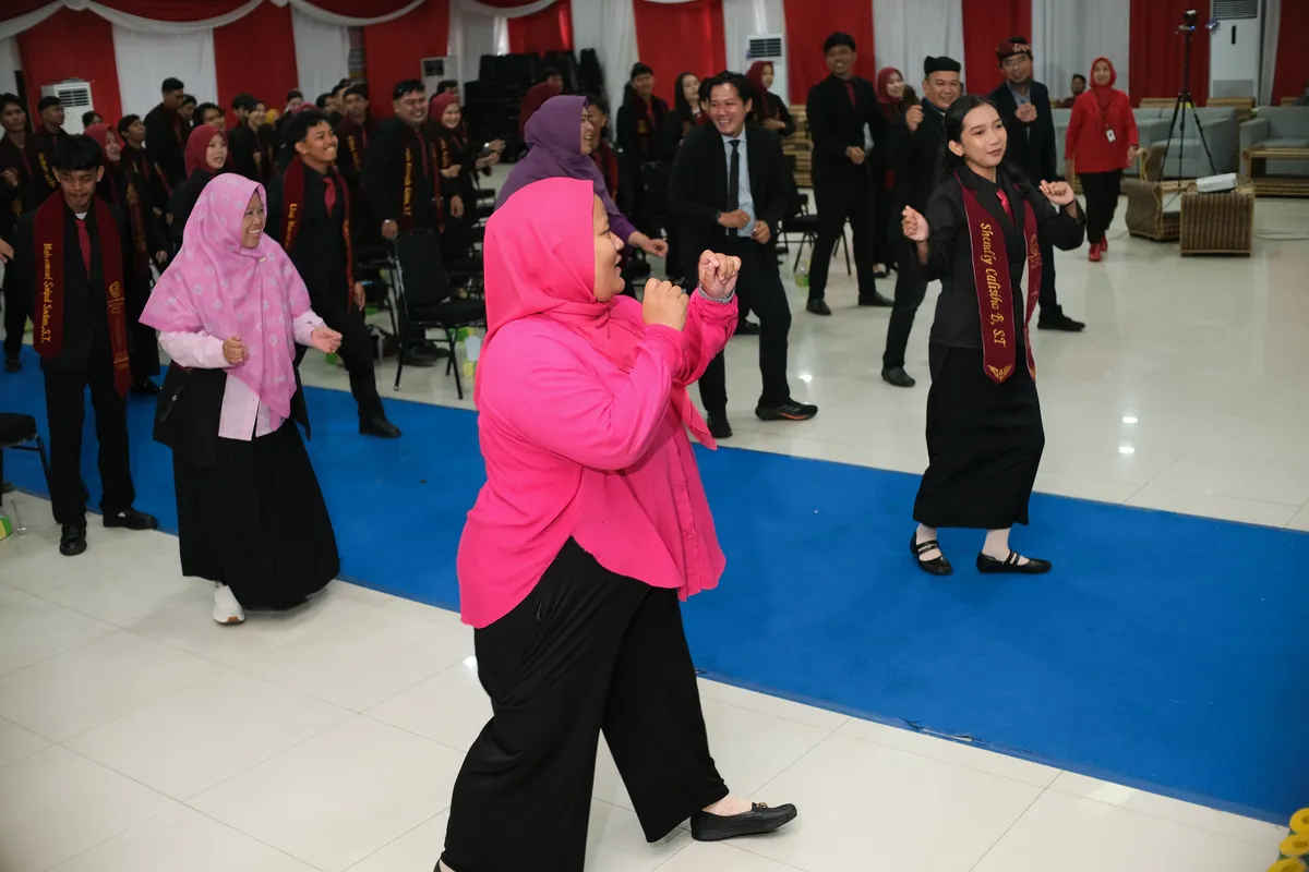 Momen Yudisium 376